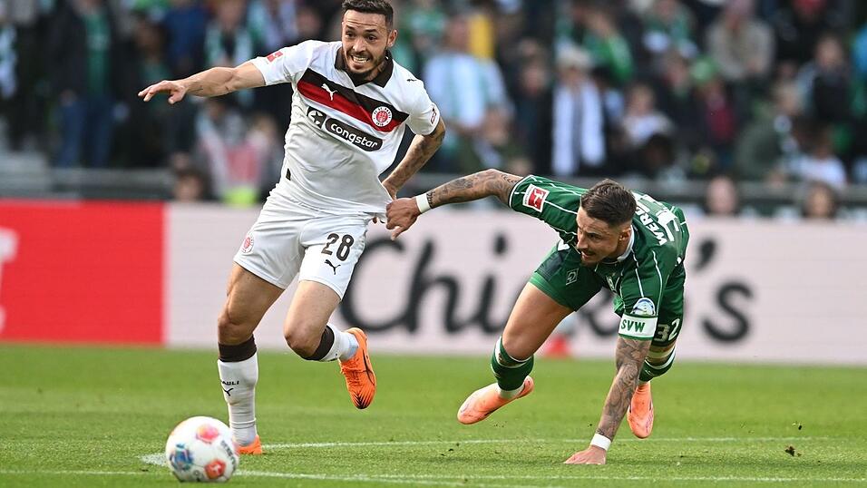 Hier geblieben: Werders Marco Friedl (r) verfolgt St. Paulis Mathias Pereira Lage.