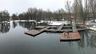 Der Eisweiher im Laga-Gelände ist in einer aufwendigen Aktion von Schlamm befreit worden und hat neue Uferbefestigungen bekommen. Die Uferbereiche dürfen aber noch nicht betreten werden, weil sie noch nicht fest sind. Der Eisweiher im Laga-Gelände ist in einer aufwendigen Aktion von Schlamm befreit worden und hat neue Uferbefestigungen bekommen. Die Uferbereiche dürfen aber noch nicht betreten werden, weil sie noch nicht fest sind.