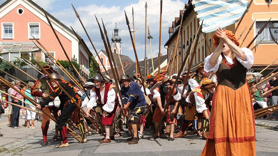 Die schönsten Augenblicke des historischen Drachenstich-Festzuges 2016. Die schönsten Augenblicke des historischen Drachenstich-Festzuges 2016.