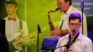 Die Big Band des Anton-Bruckner-Gymnasiums mit Bandleader Möpl Jungmayer eröffnete den Rivertone-Start am Donnerstag. - Getanzt wurde ausgiebig.