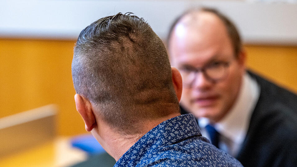 Der Angeklagte (l.) spricht im Verhandlungssaal des Landgerichts mit seinem Verteidiger Patrick Schladt. Dem Pfleger wird vorgeworfen, eine 89 Jahre alte Seniorin lebensgef&auml;hrlich verletzt und hilflos zur&uuml;ckgelassen zu haben.&nbsp;