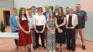 Die leistungsbesten Schüler mit den Ehrengästen: Arnschwangs Bürgermeister Michael Multerer, Lena Ohlschmid, Stephan Gröbner, Weidings Bürgermeister Daniel Paul, Jonas Kolbeck, Furths zweite Bürgermeister Michael Mühlbauer, Miriam Haberl, Konrektor Thomas Meindl, Lea Michetschläger, Anton Adam, Rektorin Barbara Aumann und Kazim Müller.