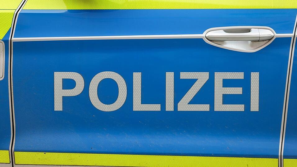 Polizei und Feuerwehr waren in Mehrfamilienhaus im Einsatz, nachdem dort eine reizende Fl&uuml;ssigkeit verspr&uuml;ht wurde. (Symbolbild)