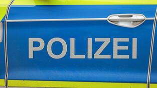 Polizei und Feuerwehr waren in Mehrfamilienhaus im Einsatz, nachdem dort eine reizende Fl&uuml;ssigkeit verspr&uuml;ht wurde. (Symbolbild)