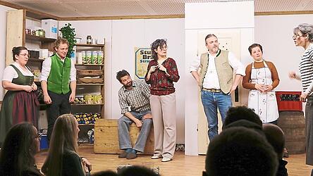 Gespannt und verwundert lauschen alle Beteiligten den Ausf&uuml;hrungen der &bdquo;Miss Marple&ldquo; Agathe Muckmoser (rechts).