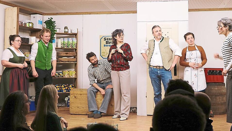 Gespannt und verwundert lauschen alle Beteiligten den Ausf&uuml;hrungen der &bdquo;Miss Marple&ldquo; Agathe Muckmoser (rechts).