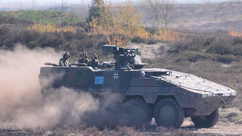 Im Boxer geht es f&uuml;r Merz durch die staubige Heide.