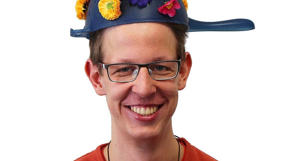 Blumenhut: Ein lustiger Hut ist eines der einfachsten Faschingsaccessoires - und dieser Blumenhut ist schnell gemacht. Denn ein Nudelsieb hast du bestimmt zu Hause. Und ein paar k&uuml;nstliche Blumen lassen sich auch schnell besorgen. Also einfach Nudelsieb umdrehen, Blumen in die Schlitze stecken und am besten mit Tesa fixieren: Fertig ist der Blumenhut!