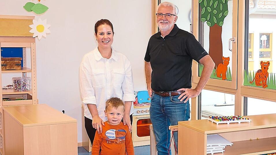 Kinderhausleiterin Eva Wolf und Projektbeauftragter Willi Baumer f&uuml;hrten durch die neuen, moderne R&auml;ume.