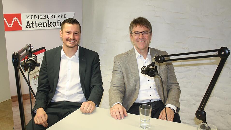 Gipfeltreffen vor dem Podcast-Mikrophon. Auf Einladung der Mediengruppe Attenkofer, zu der die Chamer Zeitung geh&ouml;rt, treffen Freie W&auml;hler-Kandidat Christian Schindler (links) und CSU-Bewerber Michael Multerer aufeinander. Das Gespr&auml;ch gibt es unter idowa.de&nbsp; zum Nachh&ouml;ren.