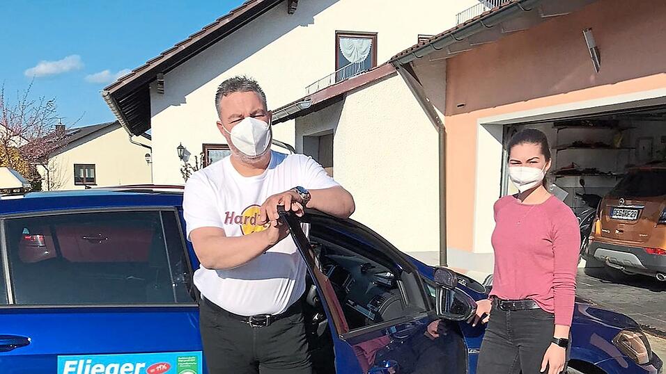 Rainer Flieger ist seit 23 Jahren Fahrlehrer. Spaß an seinem Job hat er immer noch, doch er ist froh, wenn man sein Lächeln und das seiner Fahrschüler wieder ohne Mundschutz sehen kann.