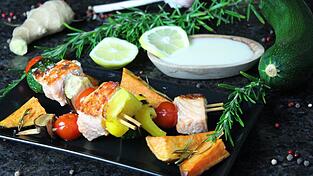 Nein, es müssen nicht immer Berge von Fleisch auf dem Grill landen. Anja Auer stellt diesmal ihr sommerlich-leichtes Rezept für Grillspieße mit Lachs und Gemüse vor.