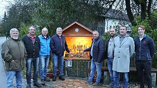 (Von links) Theo Kosellek, der Besitzer des Holzspiels, Max Weber, Albert Seidl, der Projektleiter Otmar Kerscher vom Historischen Verein, Erich Jeske, Daniel Schücktanz, Thomas und Valentin Seebauer von der Schreierei Seebauer in Mitterfels mit dem historischen Holzspiel. (Von links) Theo Kosellek, der Besitzer des Holzspiels, Max Weber, Albert Seidl, der Projektleiter Otmar Kerscher vom Historischen Verein, Erich Jeske, Daniel Schücktanz, Thomas und Valentin Seebauer von der Schreierei Seebauer in Mitterfels mit dem historischen Holzspiel.