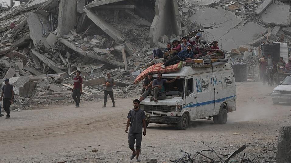 Nach der Verkündung der Kriegspause kehren Menschen mit ihren Habseligkeiten nach Gaza-Stadt zurück.