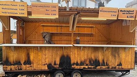 Die Buden sind einsatzf&auml;hig, aber deutlich angekokelt.
