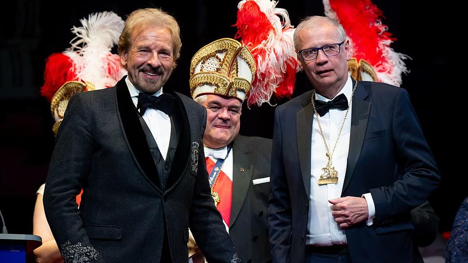 Jauch erhielt 2025 den Karl-Valentin-Orden - die Laudatio hielt sein Freund Thomas Gottschalk. (Archivbild) Jauch erhielt 2025 den Karl-Valentin-Orden - die Laudatio hielt sein Freund Thomas Gottschalk. (Archivbild)