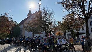 Vor dem Start: die Radfahrer am Viechtacher Stadtplatz Vor dem Start: die Radfahrer am Viechtacher Stadtplatz