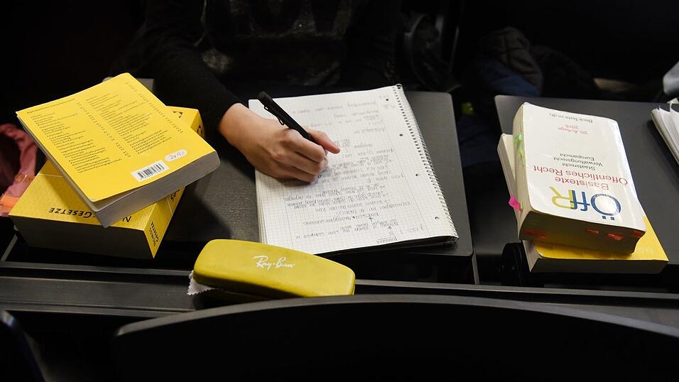 Wer Jura studieren will, muss bereit sein zu b&uuml;ffeln. (Symbolbild)