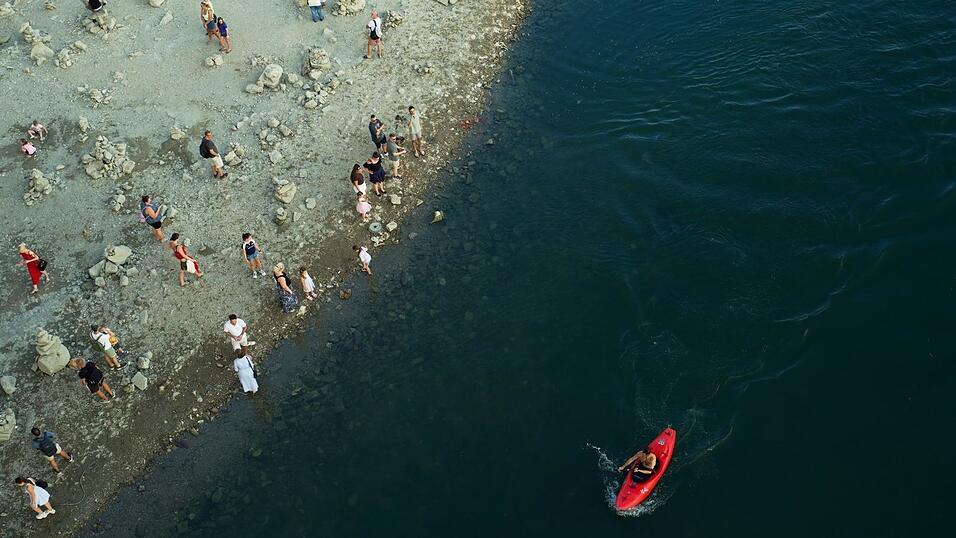 Das Niedrigwasser der Donau legt Inseln frei. Das Niedrigwasser der Donau legt Inseln frei.