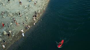Das Niedrigwasser der Donau legt Inseln frei. Das Niedrigwasser der Donau legt Inseln frei.