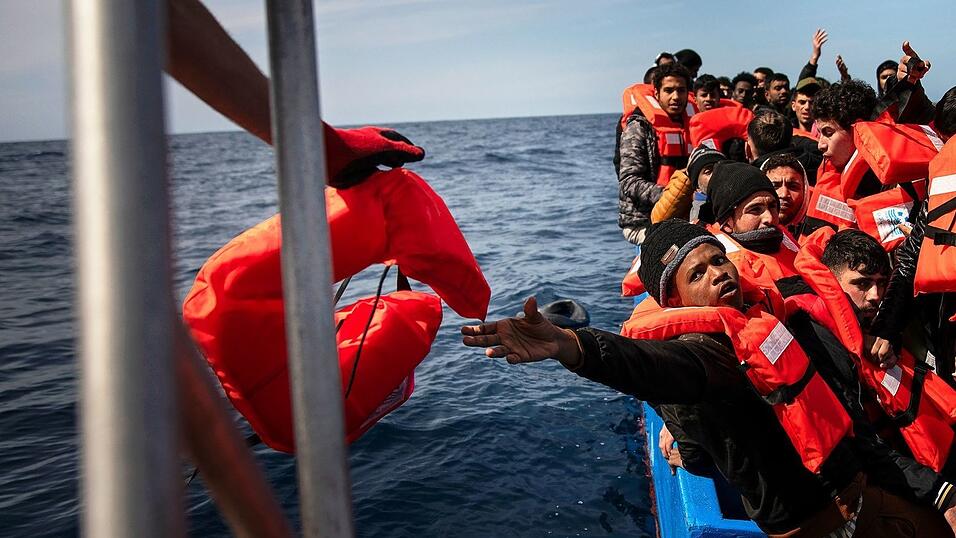 Auf dem Mittelmeer geraten immer wieder Flüchtlinge in Seenot. Auf dem Mittelmeer geraten immer wieder Flüchtlinge in Seenot.