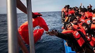 Auf dem Mittelmeer geraten immer wieder Flüchtlinge in Seenot. Auf dem Mittelmeer geraten immer wieder Flüchtlinge in Seenot.