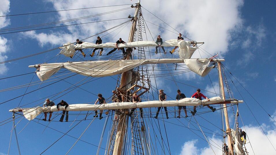 Für 34 Schüler des Projekts 'Klassenzimmer unter Segeln (KUS)' ist es ein Jahr lang ihre Schule: das Segelschiff 'Thor Heyerdahl'. Für 34 Schüler des Projekts 'Klassenzimmer unter Segeln (KUS)' ist es ein Jahr lang ihre Schule: das Segelschiff 'Thor Heyerdahl'.
