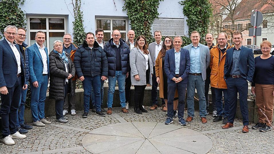 Arbeiten in der Verkehrsgemeinschaft Dingolfing-Landau Hand in Hand: Vertreter des Landkreises, der Städte sowie der Busunternehmen im Landkreis.