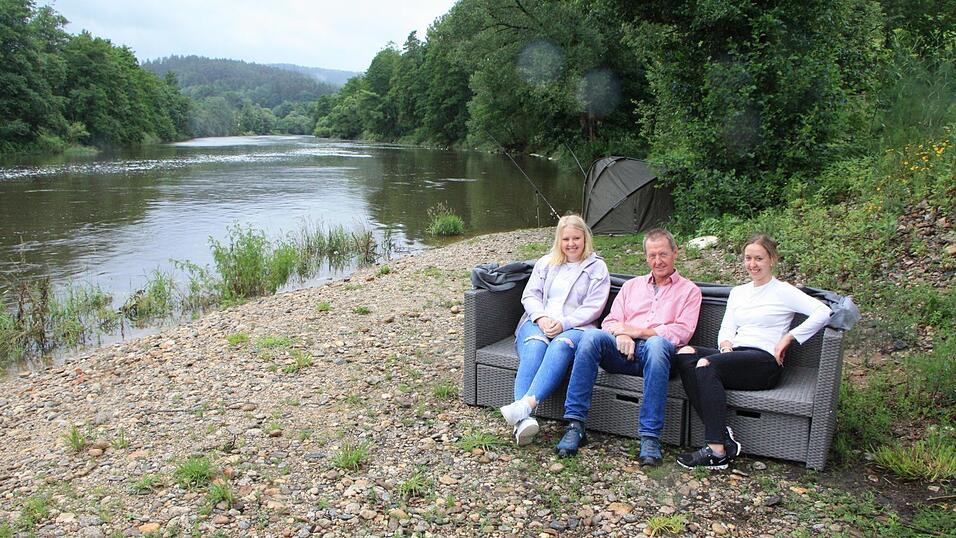 Tochter Linda (links) ist mit eingetrockneten Würmern in den Hosentaschen groß geworden. So sehr hat sie es geliebt, die fischenden Gäste zu begleiten. Mit im Bild: Papa Anton und Tochter Lena, die sich auch schon ums Geschäft kümmert. Tochter Linda (links) ist mit eingetrockneten Würmern in den Hosentaschen groß geworden. So sehr hat sie es geliebt, die fischenden Gäste zu begleiten. Mit im Bild: Papa Anton und Tochter Lena, die sich auch schon ums Geschäft kümmert.