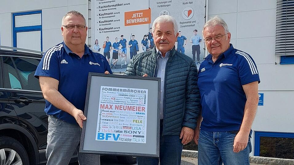 Werner Mages und Karlheinz Sölch überreichten für den Fußballkreis eine speziell gestaltete Urkunde. Werner Mages und Karlheinz Sölch überreichten für den Fußballkreis eine speziell gestaltete Urkunde.