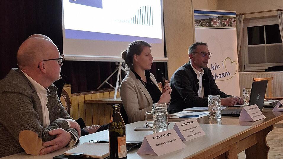 Theresa Uhlemann von der Energieagentur Regensburg ist von der Gemeinde als 'Windk&uuml;mmerin' engagiert und erkl&auml;rte in der Infoveranstaltung die aktuelle Rechtslage.