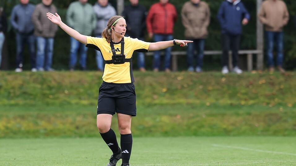Die 20 Jahre alte Emma Sagasser leitet in Oberfranken Fußballspiele.