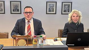 Bürgermeister Christoph Brunner bei seiner Jahresabschlussrede, in der er die gute Zusammenarbeit mit der Geschäftsleitenden Beamtin Roswitha Ziegan (r.) betonte. Bürgermeister Christoph Brunner bei seiner Jahresabschlussrede, in der er die gute Zusammenarbeit mit der Geschäftsleitenden Beamtin Roswitha Ziegan (r.) betonte.