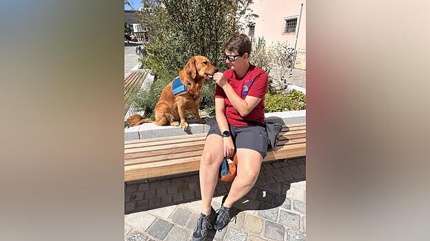 Teresa mit Oskar, ihrem Assistenzhund.