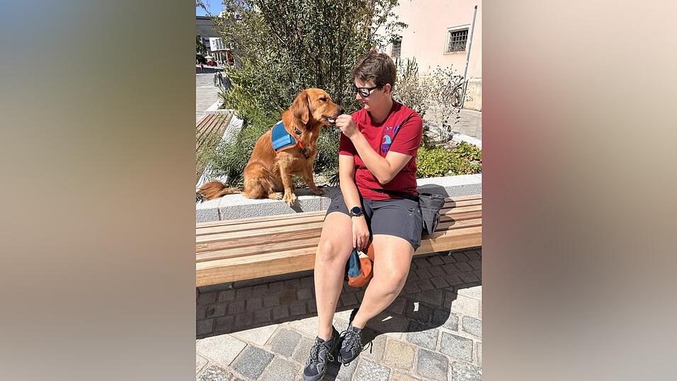 Teresa mit Oskar, ihrem Assistenzhund. Teresa mit Oskar, ihrem Assistenzhund.