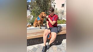 Teresa mit Oskar, ihrem Assistenzhund. Teresa mit Oskar, ihrem Assistenzhund.