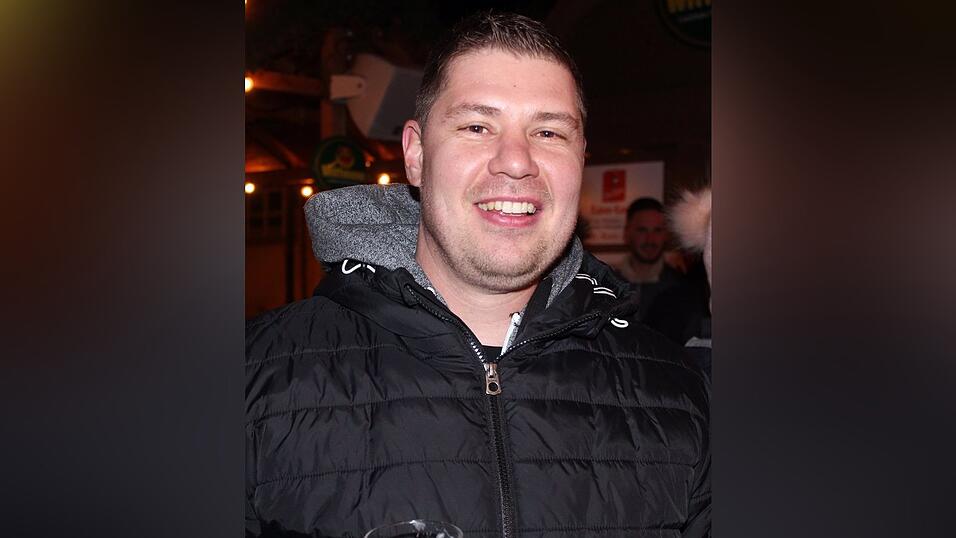 Auch am Samstag, 15. Dezember, strömten wieder etliche Besucher aus Landshut und Umgebung zur Weihnachtspyramide am Alten Viehmarkt. Auch am Samstag, 15. Dezember, strömten wieder etliche Besucher aus Landshut und Umgebung zur Weihnachtspyramide am Alten Viehmarkt.