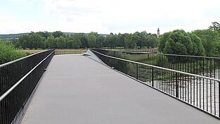 Beim Neubau der Radler- und Fußgängerbrücke in Mitterdorf hat die Stadt Roding darauf geachtet, dass die Abmessungen zum geplanten Hochwasserschutz passen. Doch das Gesamtprojekt stoppte das Wasserwirtschaftsamt mit Verweis auf die knappen Finanzmittel. Beim Neubau der Radler- und Fußgängerbrücke in Mitterdorf hat die Stadt Roding darauf geachtet, dass die Abmessungen zum geplanten Hochwasserschutz passen. Doch das Gesamtprojekt stoppte das Wasserwirtschaftsamt mit Verweis auf die knappen Finanzmittel.