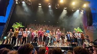 Flashmob beim Dingfest im Juli: 'Dicht & Ergreifend' holt Mitglieder der Kulturbrauerei auf die Bühne, um einen Appell an den Dingolfinger Bürgermeister zu richten. Flashmob beim Dingfest im Juli: 'Dicht & Ergreifend' holt Mitglieder der Kulturbrauerei auf die Bühne, um einen Appell an den Dingolfinger Bürgermeister zu richten.