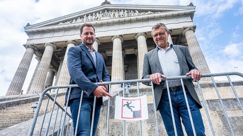 Wolfgang Vogel (l), erster B&uuml;rgermeister von Donaustauf, und sein Stellvertreter Johann Sauerer stehen an einer Absperrung vor der Walhalla nahe Regensburg. Gel&auml;nder &laquo;m&uuml;ssen zum Bauwerk passen&raquo;, meint Vogel.