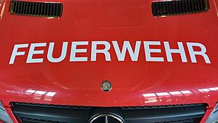 Das Bayerische Rote Kreuz versorgte die Feuerwehrleute beim L&ouml;schen mit Getr&auml;nken. (Symbolbild)