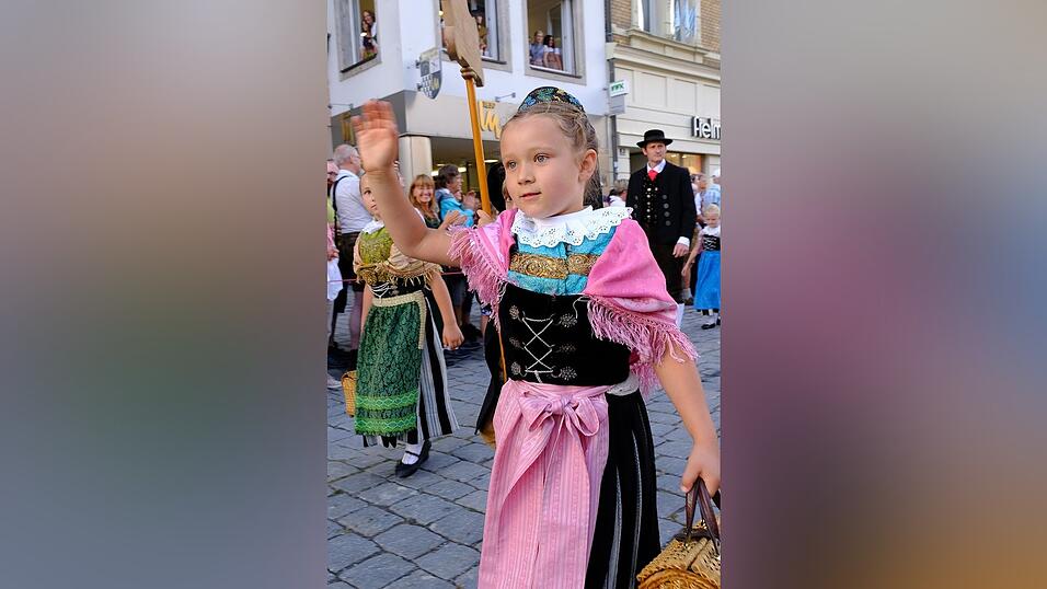 Zahlreiche Musik- und Trachtengruppen zogen nach dreij&auml;hriger Pause am Freitagabend zum Festplatz Am Hagen.