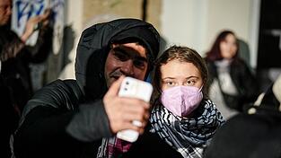 Greta Thunberg (r.) nimmt an einer propalästinensischen Kundgebung in Berlin-Kreuzberg teil. Greta Thunberg (r.) nimmt an einer propalästinensischen Kundgebung in Berlin-Kreuzberg teil.