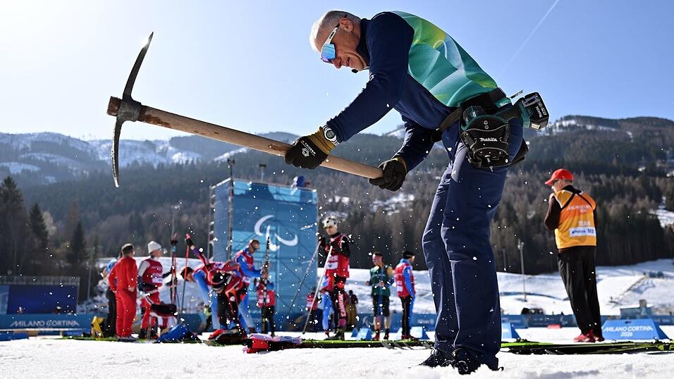 Ein Helfer pr&auml;pariert die Strecke in Tesero.
