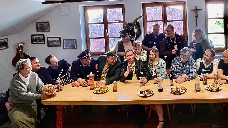 Die Lixenrieder Film-Crew nach Abschluss der Dreharbeiten im vergangenen Jahr. Die Kreativit&auml;t wie auch die Machart haben selbst die Profis der Eberhofer-Reihe beeindruckt. Sebastian Gruber (in der Mitte mit Leberk&auml;ssemmel) durfte in zwei Szenen des neuen Kinofilms mitspielen.