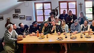 Die Lixenrieder Film-Crew nach Abschluss der Dreharbeiten im vergangenen Jahr. Die Kreativit&auml;t wie auch die Machart haben selbst die Profis der Eberhofer-Reihe beeindruckt. Sebastian Gruber (in der Mitte mit Leberk&auml;ssemmel) durfte in zwei Szenen des neuen Kinofilms mitspielen.
