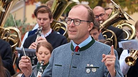 Max-Georg Graf von Graf Arco auf Valley hatte Spa&szlig; beim Dirigieren.
