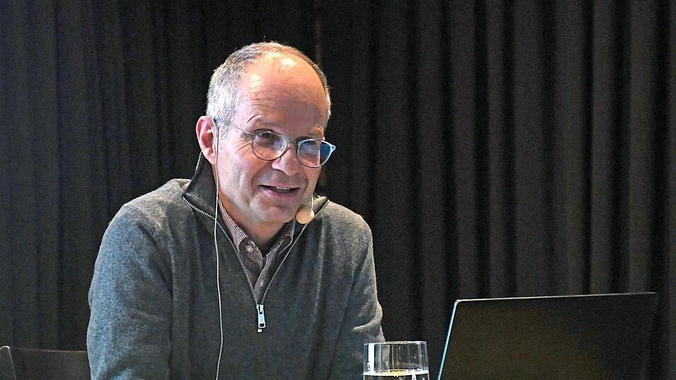 „Bayern ist ein Landstrich in Deutschland, der niemanden kalt lässt“, sagte Professor Bernhard Löffler bei seiner Lesung im Café Konrad.