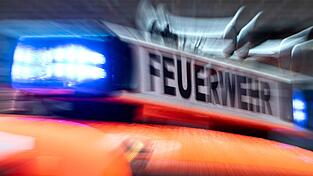 Die Feuerwehr und das Technische Hilfswerk waren mehrere Stunden damit beschäftigt, die brennenden Stroh- und Heuballen zu löschen. (Symbolbild) Die Feuerwehr und das Technische Hilfswerk waren mehrere Stunden damit beschäftigt, die brennenden Stroh- und Heuballen zu löschen. (Symbolbild)