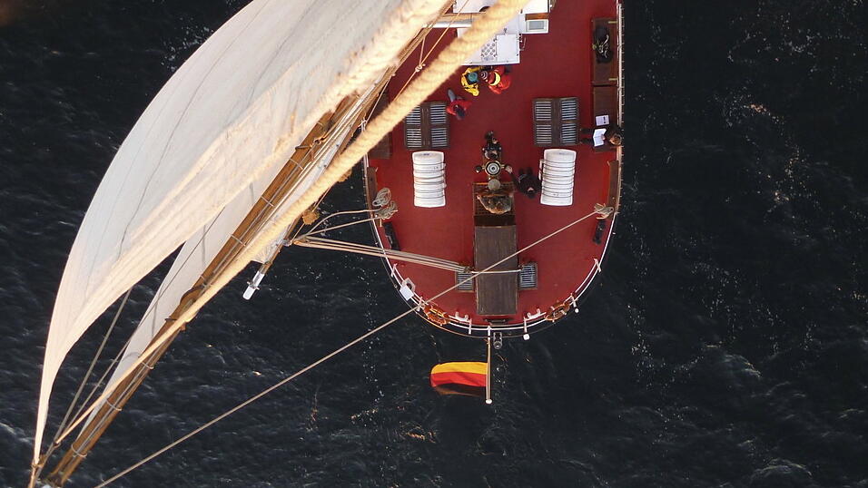 Die Thor Heyerdahl segelt wieder. Das 'Klassenzimmer unter Segeln' (KUS) ist zum vierten Mal unterwegs. 32 Schüler aus Deutschland sind 190 Tage auf dem Atlantik unterwegs. Die Thor Heyerdahl segelt wieder. Das 'Klassenzimmer unter Segeln' (KUS) ist zum vierten Mal unterwegs. 32 Schüler aus Deutschland sind 190 Tage auf dem Atlantik unterwegs.